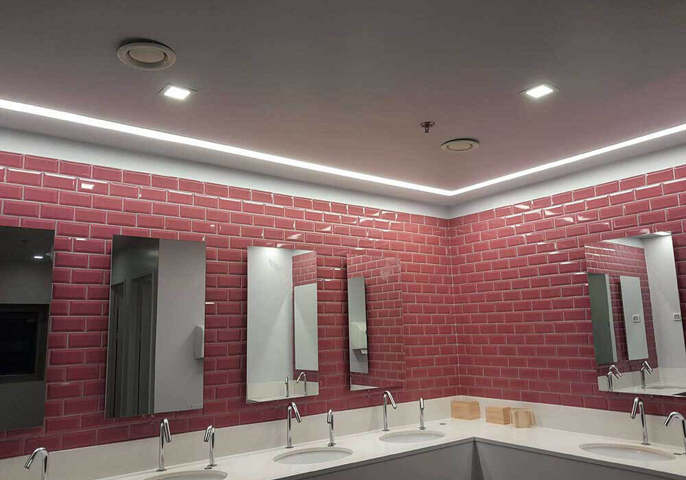 התקנת תאורת LED מודרנית בשירותים ציבוריים על ידי חשמלאי מוסמך דוד מלכי